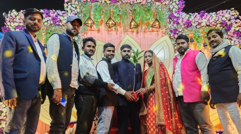 समाज में एक अनोखी पहल, शादी-विवाह में रुद्राक्ष पौधा और फलदार पौधा देकर दे रहे हरित शुभकामनाएं।