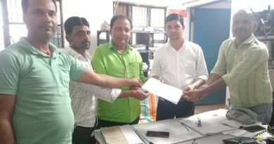 डीआरएम के नाम जनहित से जुड़ी तीन सूत्री मांग पत्र स्थानीय जनप्रतिनिधियों और ग्रामीणों ने स्टेशन प्रबंधक को सौंपा