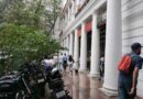 “मार्च में सर्दियों जैसा मौसम: बेवजह बारिश से बिगड़ा संतुलन, Connaught Place का बदला नज़ारा”