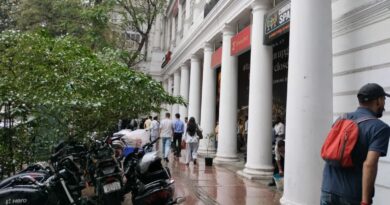 “मार्च में सर्दियों जैसा मौसम: बेवजह बारिश से बिगड़ा संतुलन, Connaught Place का बदला नज़ारा”