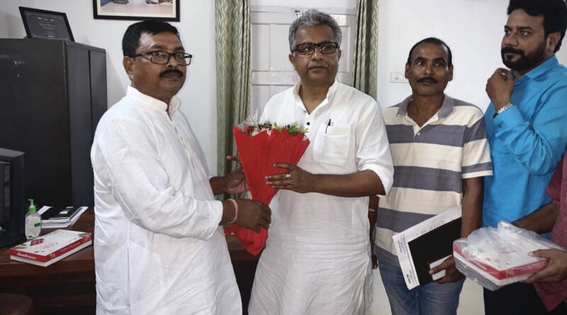 नगर परिषद बनमनखी के सभापति प्रतिनिधि नरेश यादव जी अपने पार्षदों के साथ पटना स्थित नगर विकास एवं आवास विभाग के  मंत्री  नीतीश मिश्रा जी से शिष्टाचार मुलाकात किया