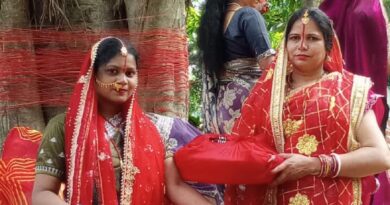 विश्व हिंदू परिषद के परिसर स्थित गढ़ मे मातृशक्ति के द्वारा वट सावित्री की पूजा की गई ा