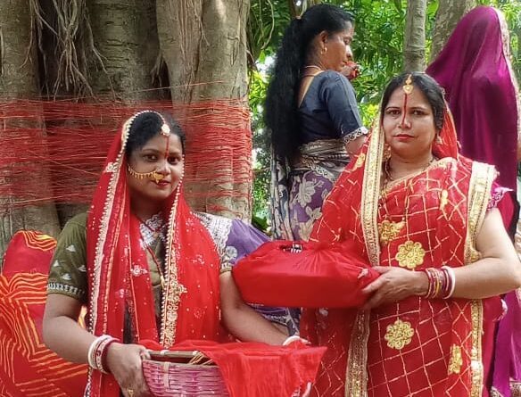 विश्व हिंदू परिषद के परिसर स्थित गढ़ मे मातृशक्ति के द्वारा वट सावित्री की पूजा की गई ा