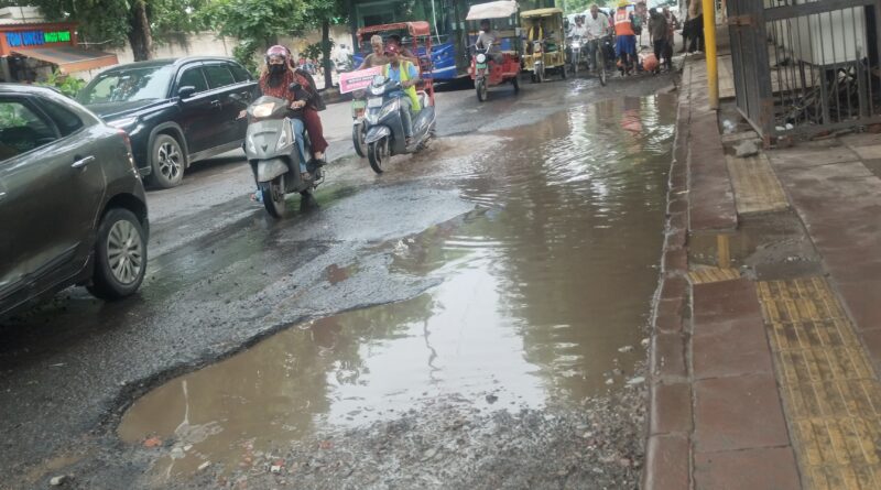 Dellhi jhamajham barish se janjeewan behal